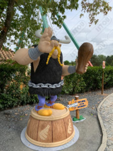 La sculpture Odin est faite de résine et de fibre de verre