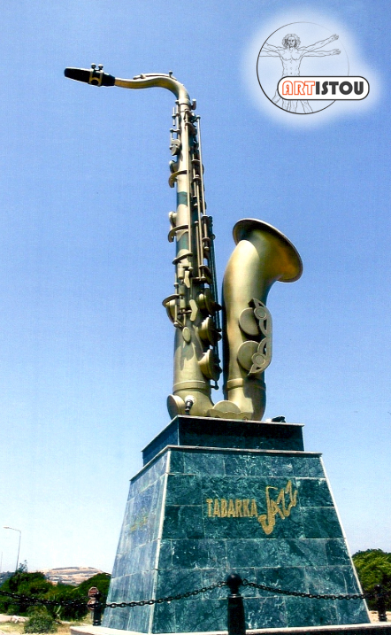 Sculpture en polystyrène M1, armature interne en acier, peinture acrylique saxophone