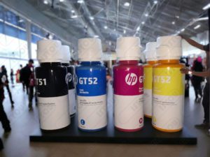 objet plv, Le fabricant propose des bouteilles d'encre sculptées en résine et fibre de verre