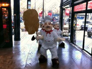 La figurine du chef, une pièce décorative pour un restaurant pour ajouter une atmosphère de plaisir et de joie, réalisée en résine et fibres véritables avec une structure métallique.