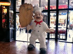 La figurine du chef, une pièce décorative pour un restaurant pour ajouter une atmosphère de plaisir et de joie, réalisée en résine et fibres véritables avec une structure métallique.
