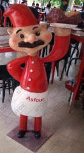 Sculpture décoratif en résine représentant un chef de taille Moyenne, une pièce de décoration personnelle parfaite pour enrichir l'atmosphère de votre restaurant. cette œuvre d'art offre une touche distinctive, avec une note colorée et personnelle à votre espace gastronomique.