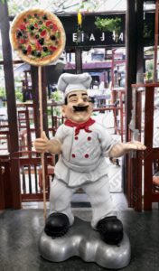 La figurine du chef pizza, une pièce décorative pour un restaurant pour ajouter une atmosphère de plaisir et de joie, réalisée en résine et fibres véritables avec une structure métallique.