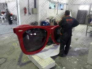 Pièce décorative et publicitaire pour lunettes de soleil Ray-Ban en résine et fibre de verre et renforcée avec une construction en fer antirouille.