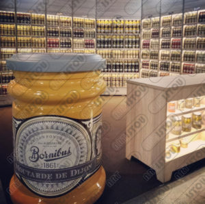 Une sculpture de flacon de motard en résine et fibre de verre renforcée d'une armature métallique