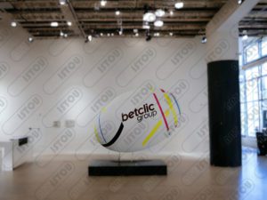 Sculpture ballon de rugby décoratif et publicitaire pour robinet en résine et fibre de verre et renforcé avec structure en fer antirouille.