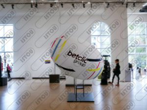 Sculpture ballon de rugby décoratif et publicitaire pour robinet en résine et fibre de verre et renforcé avec structure en fer antirouille.