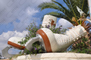 Un modèle de chaussures de patinage à grande échelle en résine et fibre de verre et renforcé par une armature métallique