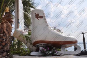 Un modèle de chaussures de patinage à grande échelle en résine et fibre de verre et renforcé par une armature métallique