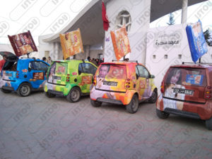 Sculpture en biscuit cubix réalisée en résine et fibre de verre renforcée d'une armature métallique Installé sur une voiture