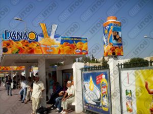Sculpture boîte à jus en résine et fibre de verre renforcée d'une structure en métal