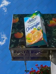 Un élément intégré dans un panneau d'affichage de jus en résine et fibre de verre