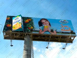 Un élément intégré dans un panneau d'affichage de jus en résine et fibre de verre