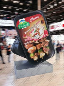 Sculpture décorative et publicitaire pour mazraa réalisée en résine et fibre de verre et renforcée d'une structure en fer antirouille.