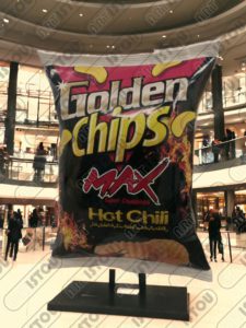 Sacs à chips sculptés en résine et fibre de verre renforcés d'une structure en fer antirouille.