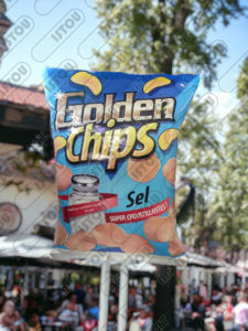 Sacs à chips sculptés en résine et fibre de verre renforcés d'une structure en fer antirouille.