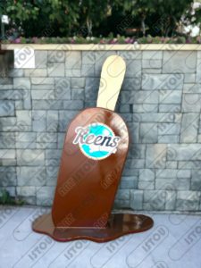 Cette sculpture de glace est faite de résine et de fibre de verre renforcée par un cadre en fer résistant à la rouille