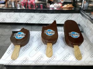 Cette sculpture de glace est faite de résine et de fibre de verre renforcée par un cadre en fer résistant à la rouille