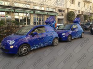 Sculpture maestro en résine et fibre de verre renforcée d'une armature métallique montée sur voiture