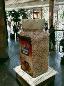 Une sculpture de flacon à café en résine et fibre de verre renforcée par une armature métallique