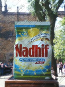 Une sculpture de sac à lessive en résine et fibre de verre renforcée par une armature en métal