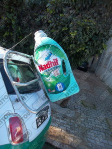 Sculpture Nadhif en résine et fibre de verre renforcée d'une armature métallique montée sur voiture