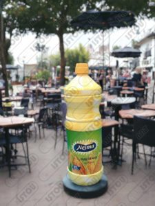 Un modèle de bouteille d'huile de maïs pour la publicité, en résine et fibre de verre, renforcée par une structure en fer antirouille.