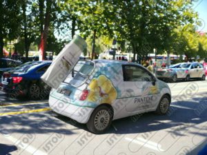 Sculpture bouteille de shampoing Head & Shoulders Tube Cream en résine et fibre de verre renforcée d'une armature métallique montée sur voiture