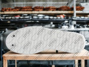 Pièce décorative de baskets Puma, fabriquée en résine et fibre de verre et renforcée par une structure en fer antirouille.