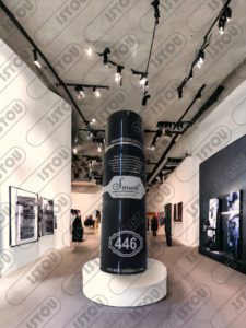 Une sculpture déodorante à grande échelle en résine et fibre de verre renforcée par une armature métallique