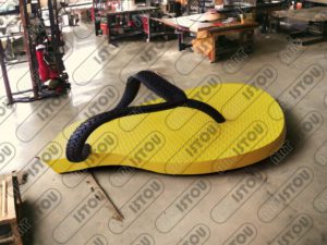 Une sculpture décorative et publicitaire en forme de tongs , réalisée en résine et fibre de verre