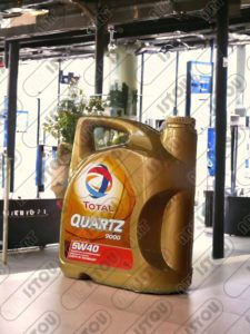 Une grande sculpture d'un bidon d'huile de voiture de Total quartz en résine et fibre de verre renforcée par une structure en fer antirouille.