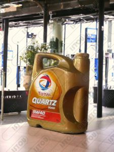 Modèle décoratif et informatif d'un bidon d'huile automobile en résine et fibre de verre