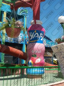 Le contenant de yaourt Yab est fait de résine et de fibre de verre renforcées par une structure en métal