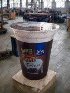 La sculpture pour un cream dessert liégeois pour yab est fabriquée en résine et de fibre de verre renforcée avec un corps en fer résistant à la rouille