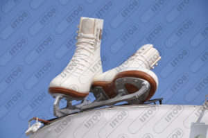 Un modèle de chaussures de patinage à grande échelle en résine et fibre de verre et renforcé par une armature métallique