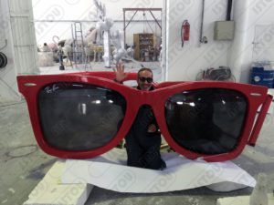 Pièce décorative et publicitaire pour lunettes de soleil Ray-Ban en résine et fibre de verre et renforcée avec une construction en fer antirouille.