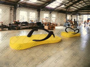 Une sculpture décorative et publicitaire en forme de tongs , réalisée en résine et fibre de verre