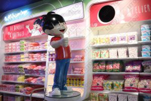 La sculpture du hariboy est faite de résine et de fibre de verre