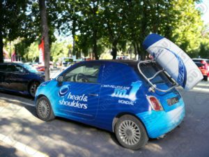 Sculpture bouteille de shampoing Head & Shoulders Tube Cream en résine et fibre de verre renforcée d'une armature métallique montée sur voiture
