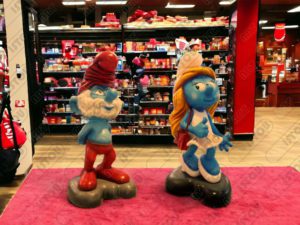 mascotte de deux Schtroumpfs est faite de résine et de fibre de verre