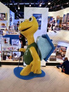 Mascotte tortue e en résine et de fibre de verre