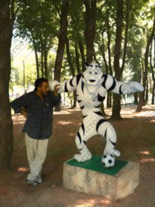 mascotte pour CSS( club sportif sfaxien est faite de résine et de fibre de verre