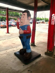 mascotte autoservice est faite de résine et de fibre de verre