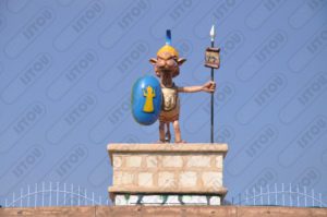 La sculpture chameau est faite de résine et de fibre de verre