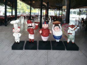 Les figurines du chef Cuisinière, des pièces décoratives pour un restaurant pour ajouter une atmosphère de plaisir et de joie, réalisée en résine et fibres véritables avec une structure métallique.