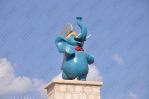 La sculpture du éléphant est faite de résine et de fibre de verre