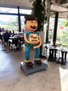 Sculpture en résine représentant un mascotte papi, une pièce de décoration personnelle parfaite pour enrichir l'atmosphère de votre restaurant. cette œuvre d'art offre une touche distinctive.