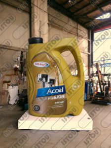 Modèle décoratif et informatif d'un bidon d'huile automobile en résine et fibre de verre