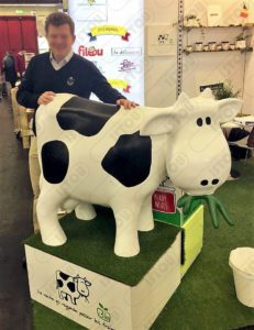 sculpture vache faite de résine et de fibre de verre